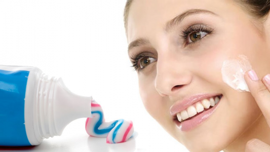 cách chữa trị mụn bọc bằng kem đánh răng