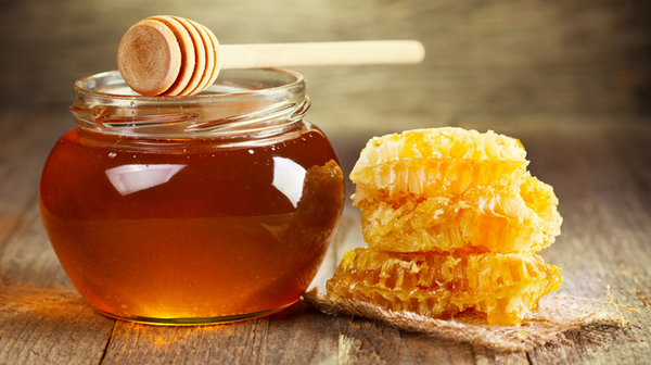 Dùng mật ong nguyên chất để trị môi thâm