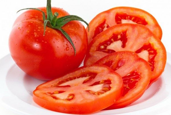 Cách trị mụn trên trán tại nhà bằng cà chua